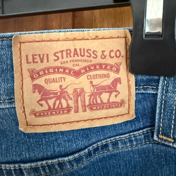 Levi's Women's Flare Jeans in Classic Blue - Picture 4 of 4